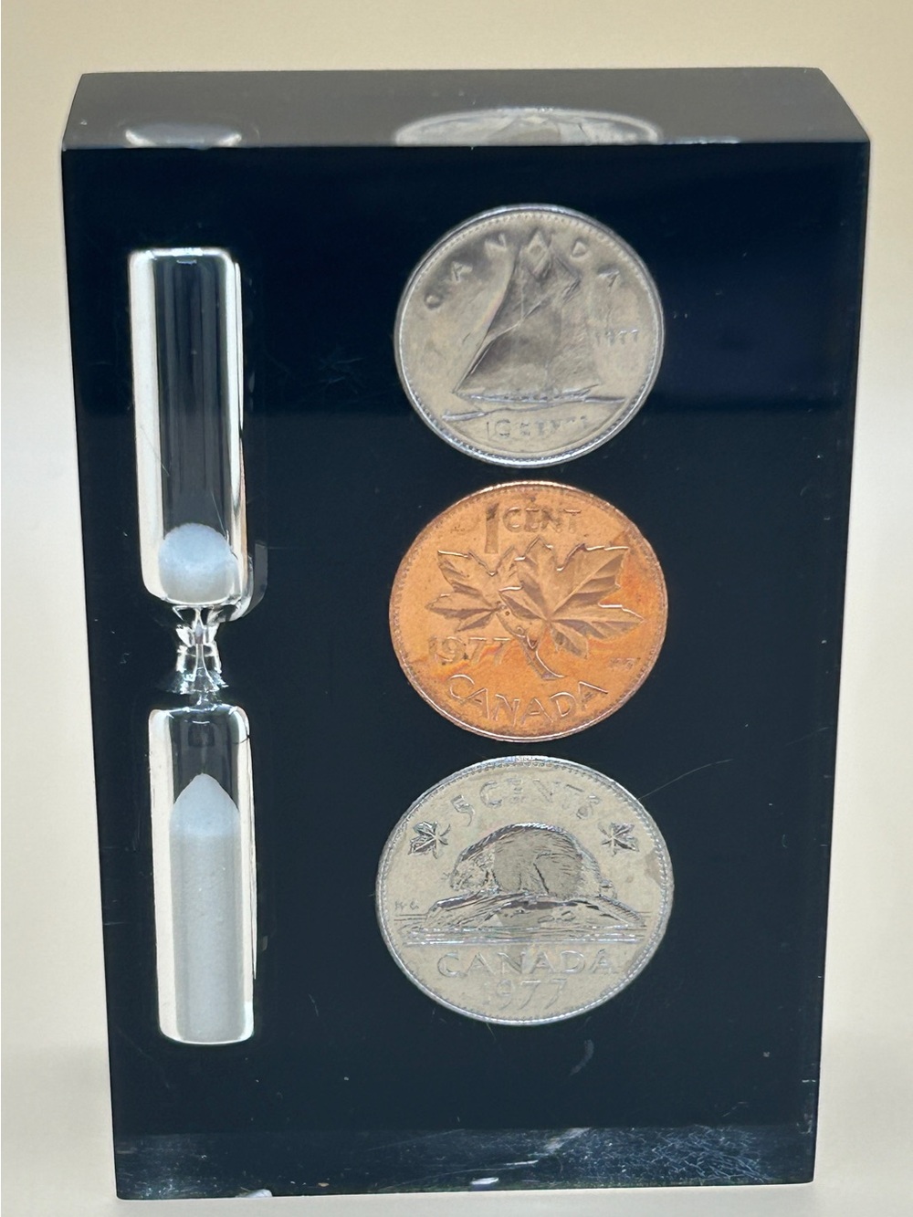 VINTAGE LUCITE CANADA HOURGLASS SAND TIMER PAPERWEIGHT WITH 1977 COINS